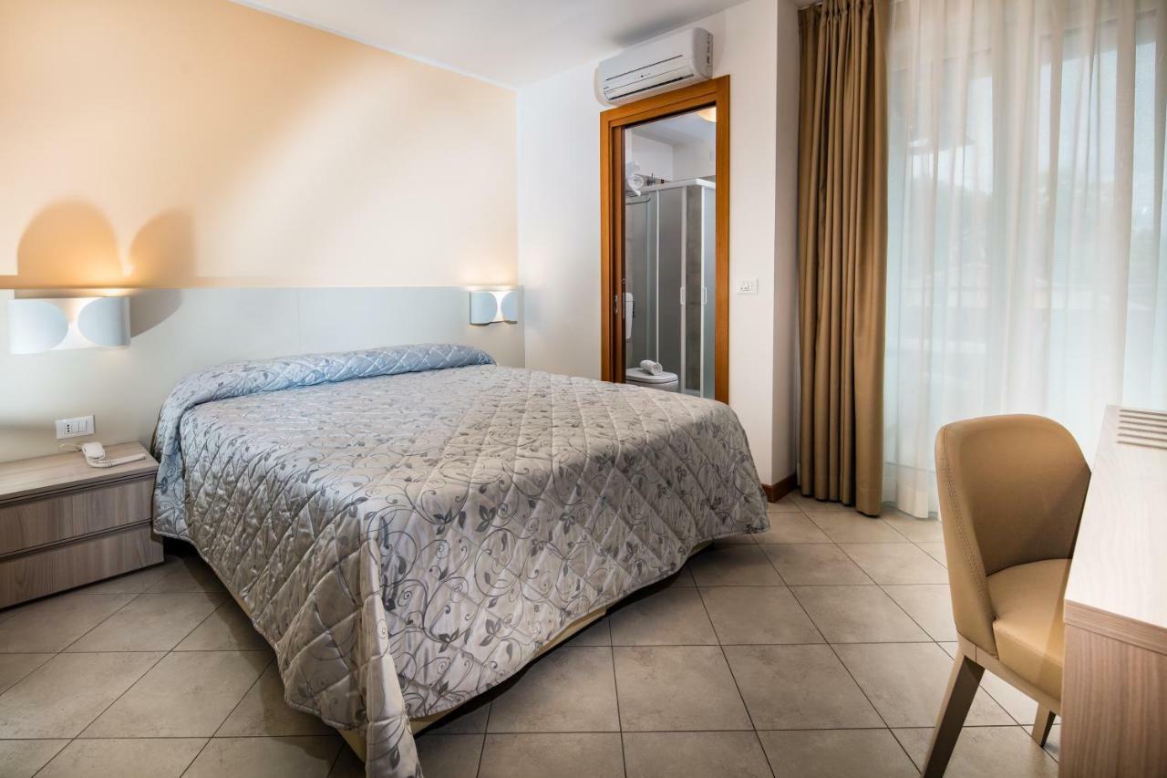 Hotel Meuble Zenith Линьяно-Саббьядоро Экстерьер фото
